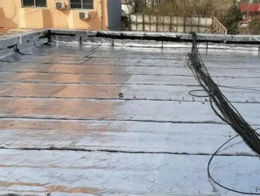 鸡西市卫生间漏水维修公司分享下鸡西市屋面楼顶防水刚性防水层施工要点。